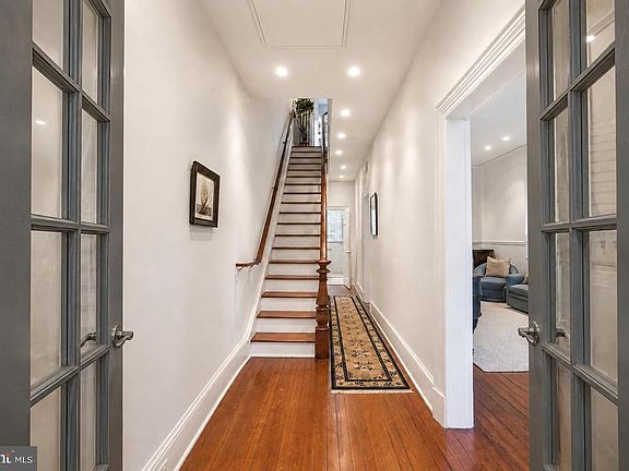 4th image of 319 C St SE