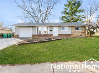 138 Shadywood Ln, Elk Grove Village, IL 60007