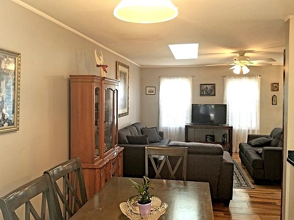 5th image of 713 Berwick Pl
