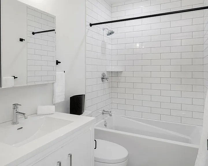 Stunning Apartment on Snyder Ave — Photo 29