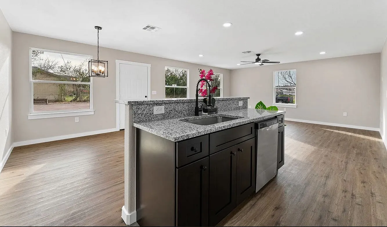 3 bed, 3.5 bath, 1600 sqft, $1,900 — Photo 4