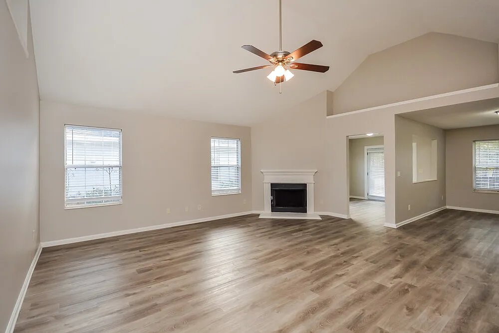 3 bed, 2.0 bath, 1904 sqft, $2,020 — Photo 3