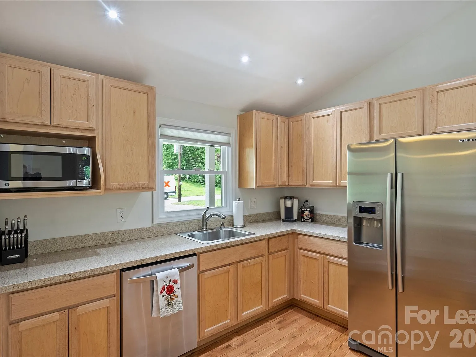 3 bed, 2.0 bath, 1800 sqft, $3,600 — Photo 4