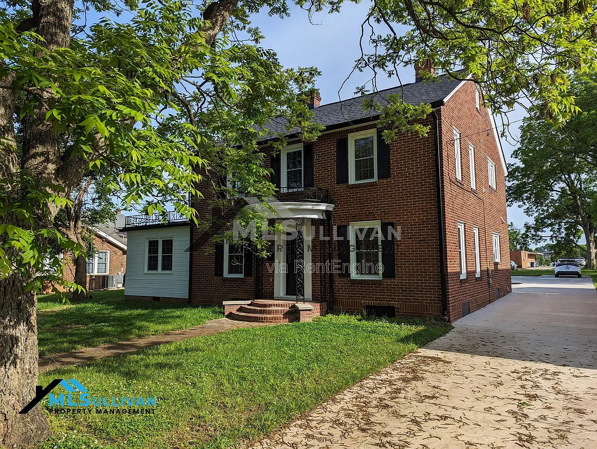 Building Photo - 229 W Elm St