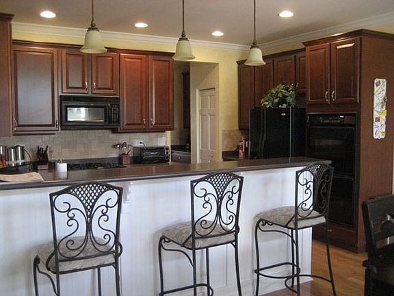 Kitchen w/ breakfast bar