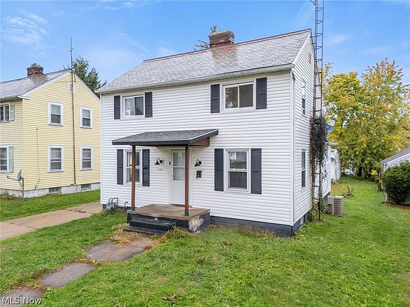 3rd image of 834 Devine St