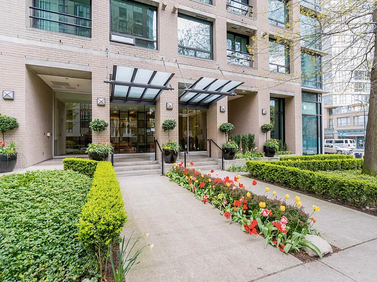 1003 Burnaby St #1404 — Photo 15