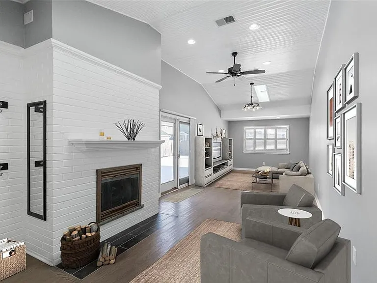 718 N Altadena Ave — Photo 6
