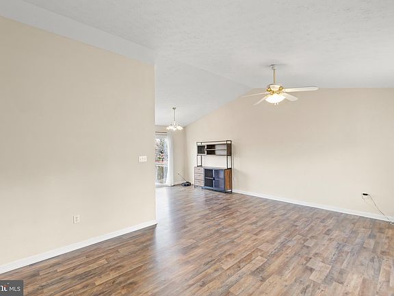 4th image of 57 Ellen Dr