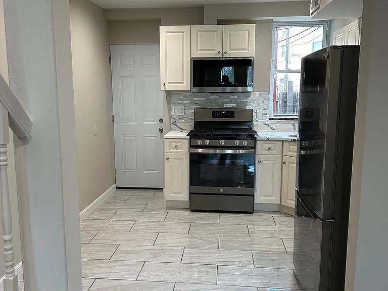 1204 W Cross St — Photo 2