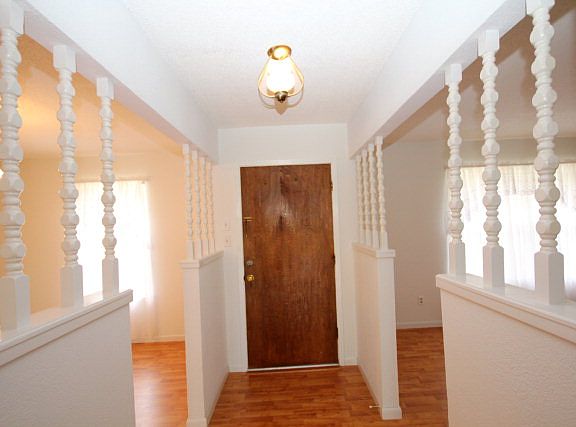 2nd image of 204 Loma Vista Dr