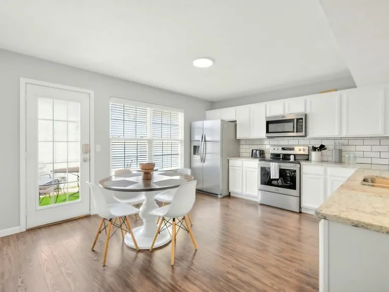 1011 Wolves Den Pl — Photo 3