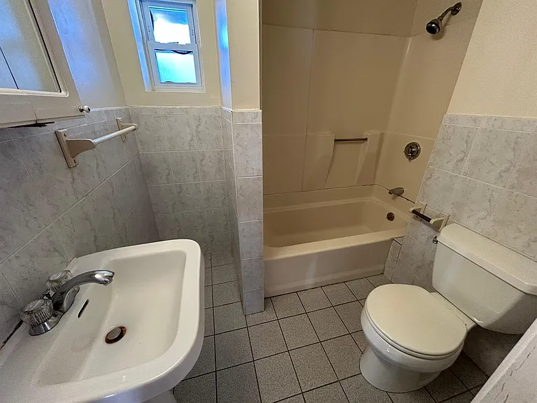 5 Locke St #2 — Photo 9