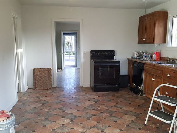 4th image of 605 Cedar St