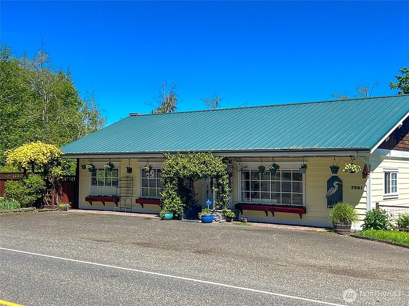 4th image of 7251 Oak Bay Road