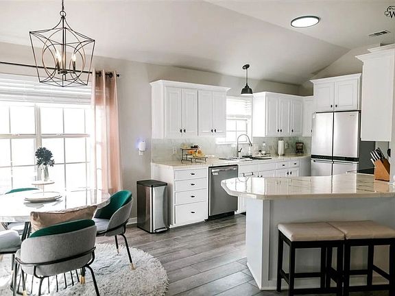 5th image of 801 Sugarbush Ln
