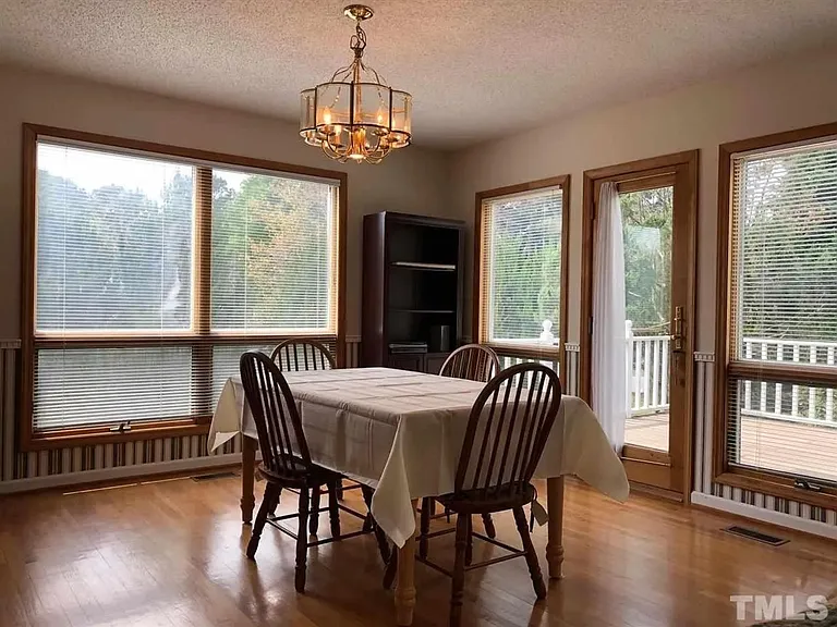 1010 Kingsway Dr — Photo 15