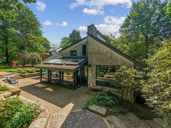 4th image of 7 Woodstone Dr
