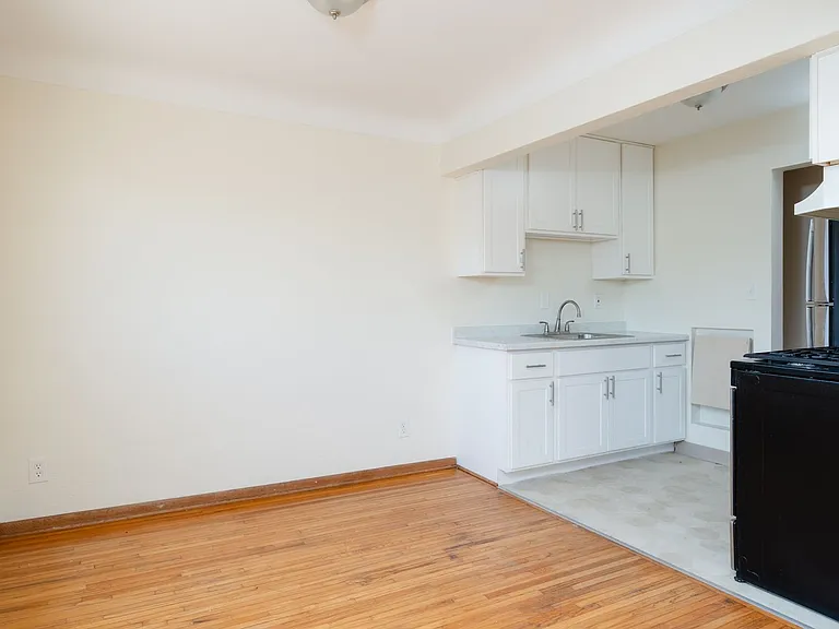 Mount Curve Apartments — Photo 10