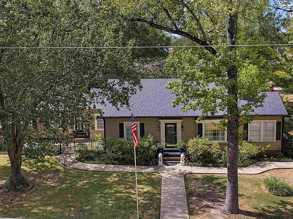 4th image of 215 Thompson St