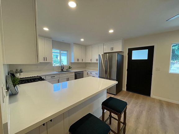 3rd image of 5056 Bellflower Blvd