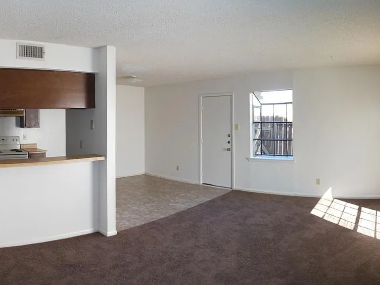4504 Chase Cir — Photo 3
