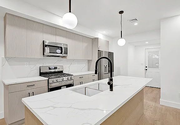 3rd image of 141 E 28th St