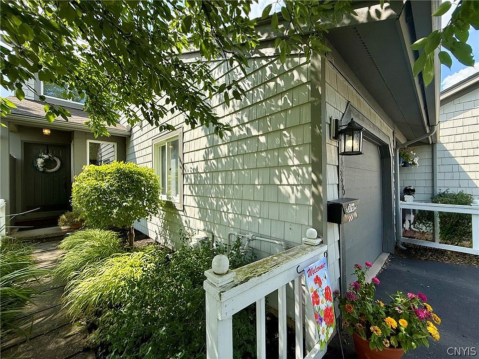 1st image of 376 Summerhaven Dr N