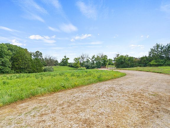 4th image of E Gilmore Ln