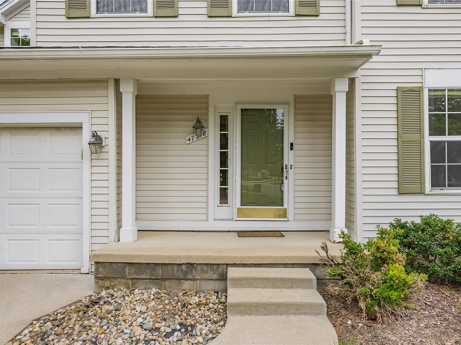4 bed, 2.5 bath, 2226 sqft, $2,750 — Photo 2