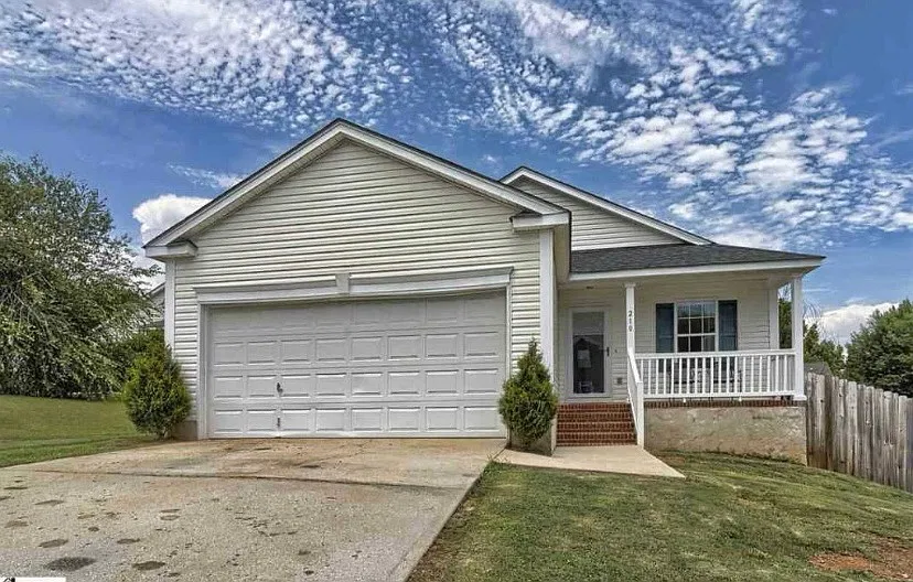 3 bed, 1305 sqft, $1,900 — Photo 1