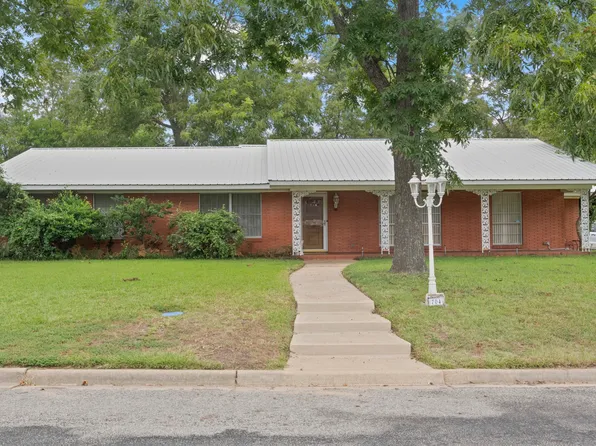 704 W 7th St, Mount Pleasant, TX 75455