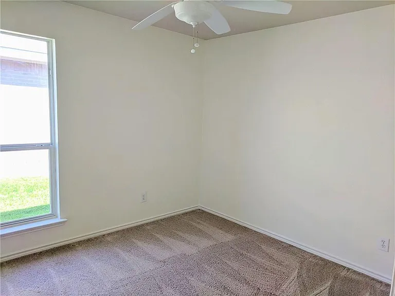 2200 Fieldcrest Dr — Photo 10