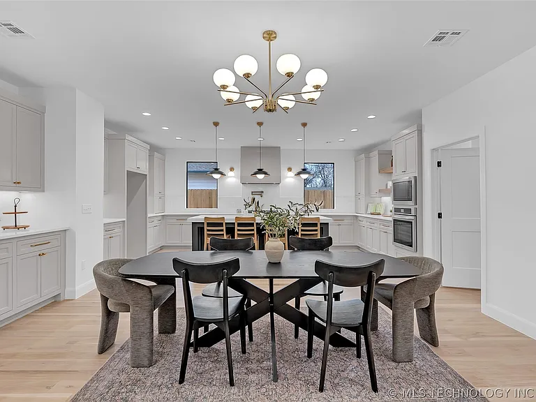 515 W El Paso St — Photo 16