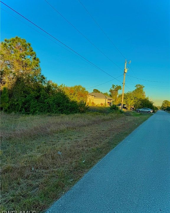 2nd image of 833 Chezy St E