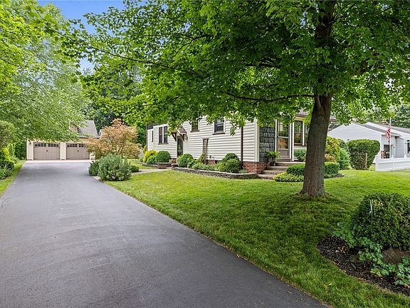 3rd image of 489 Helendale Rd