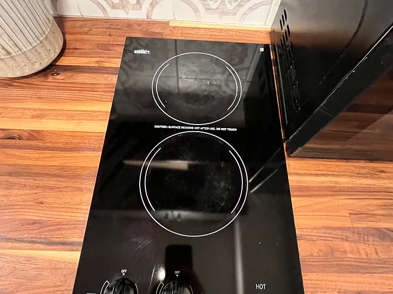2 burner stove, microwave