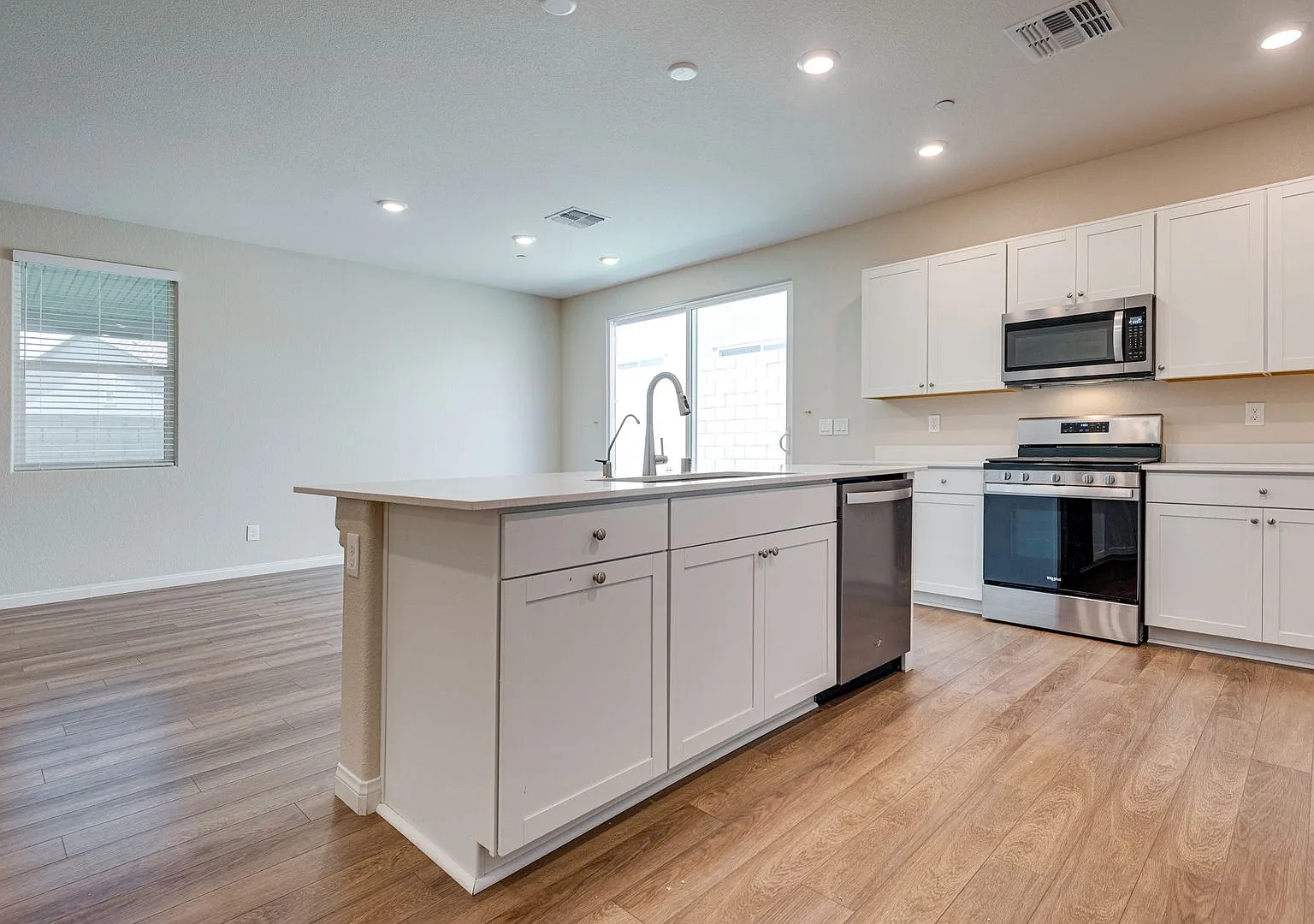 Beautiful 4-bedroom, 3-bath single-family home located in a gated community — Photo 2