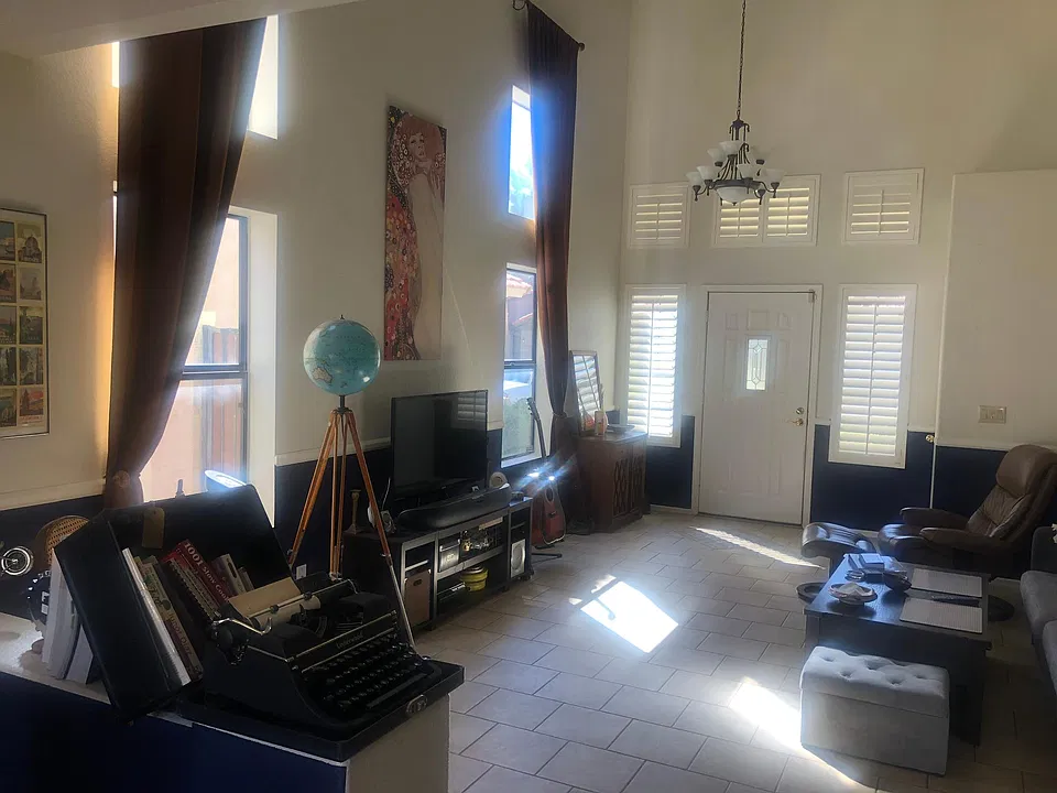 E Hiddenview Dr