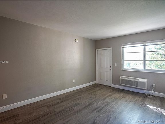 5th image of 1251 Euclid Ave APT 13
