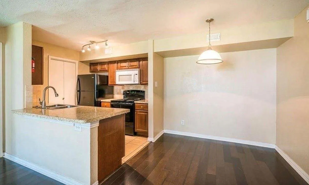 2 bed, 2.0 bath, 856 sqft, $1,350 — Photo 1