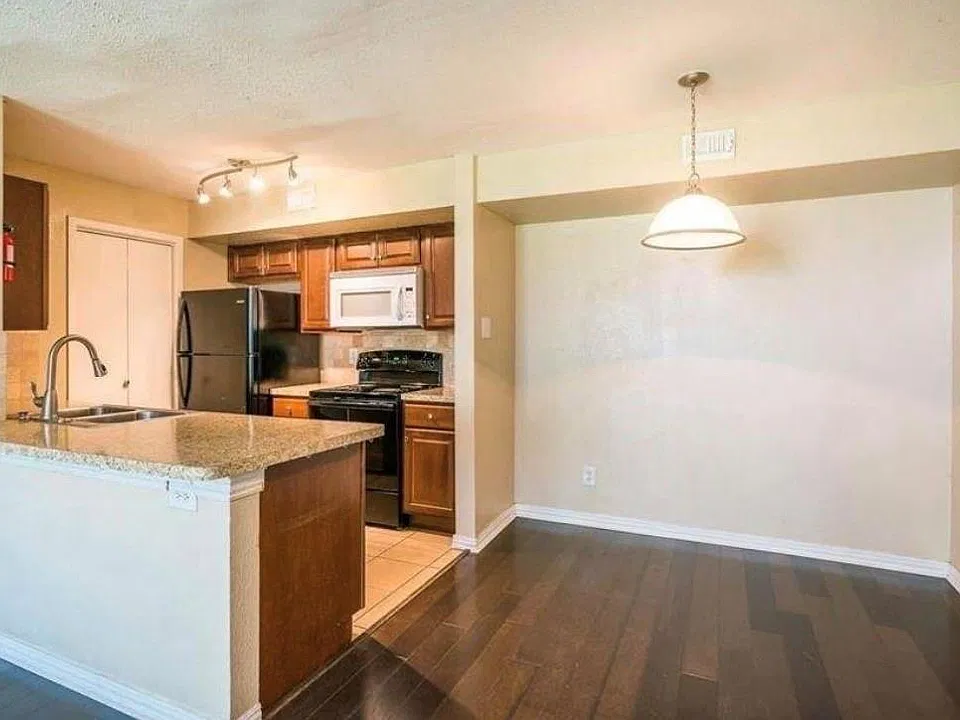 3900 Woodchase Dr #63