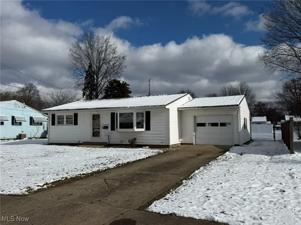 917 Kelly St NW, New Philadelphia, OH 44663