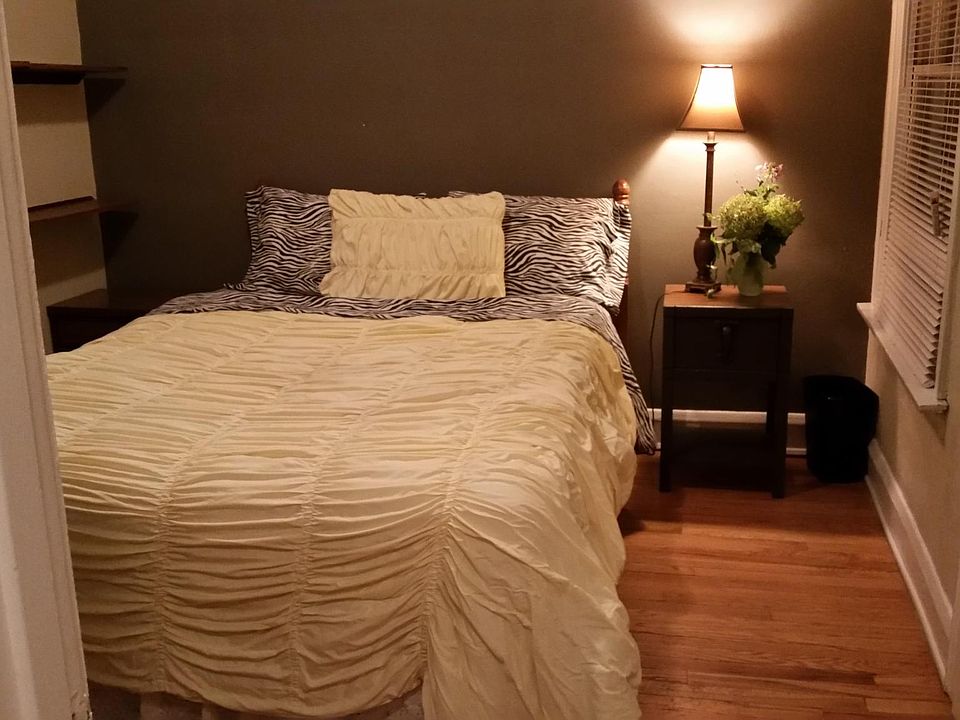 1st image of 4823 W Montrose Ave #1B