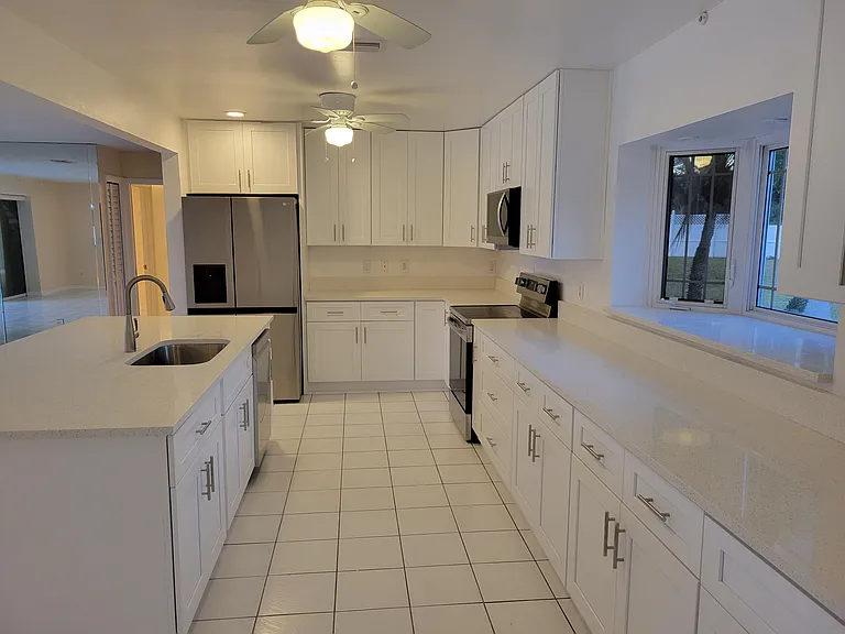 1730 Robinhood Ln — Photo 5