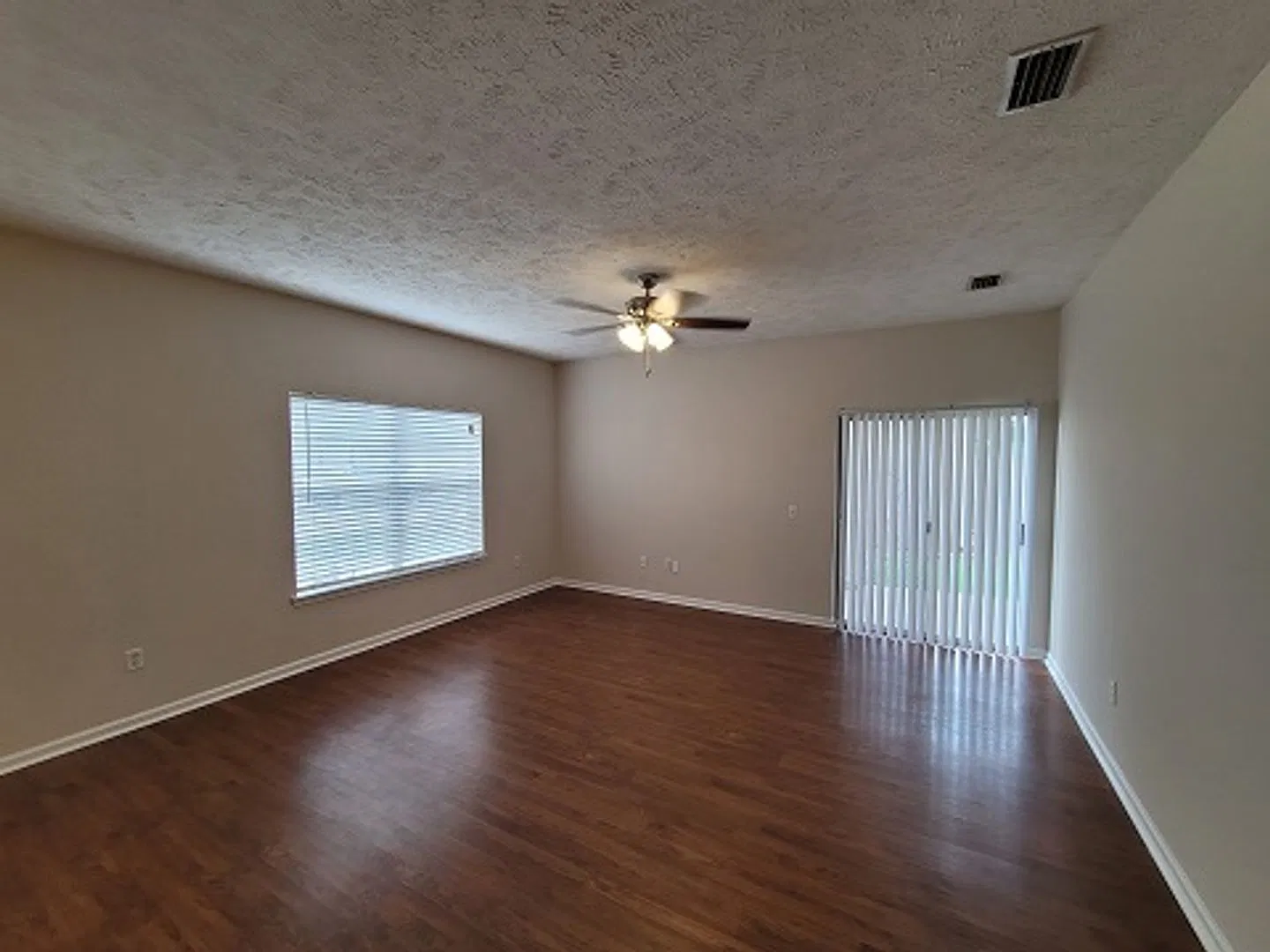 Callaway 3 bedroom 2 bath Duplex with privacy fenced backyard. — Photo 2