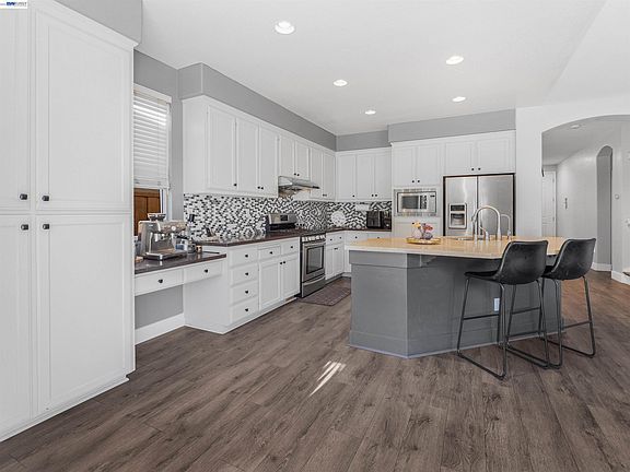 3rd image of 308 Arrowhead Way
