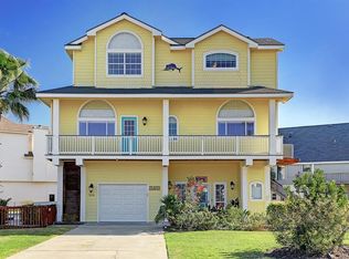 526 Paradise Dr, Tiki Island, TX 77554