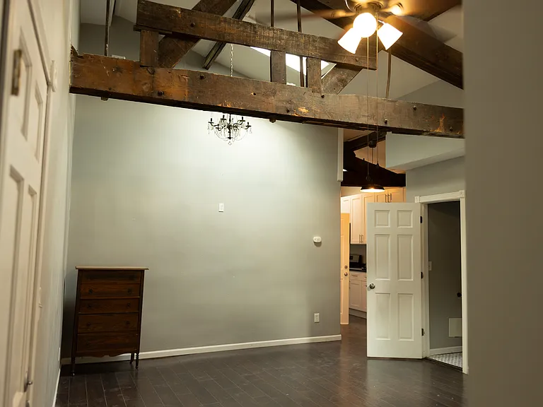 1122-1124 N High St #9 — Photo 2