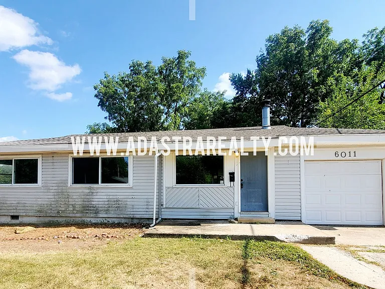 6011 N Forest Ave — Photo 2